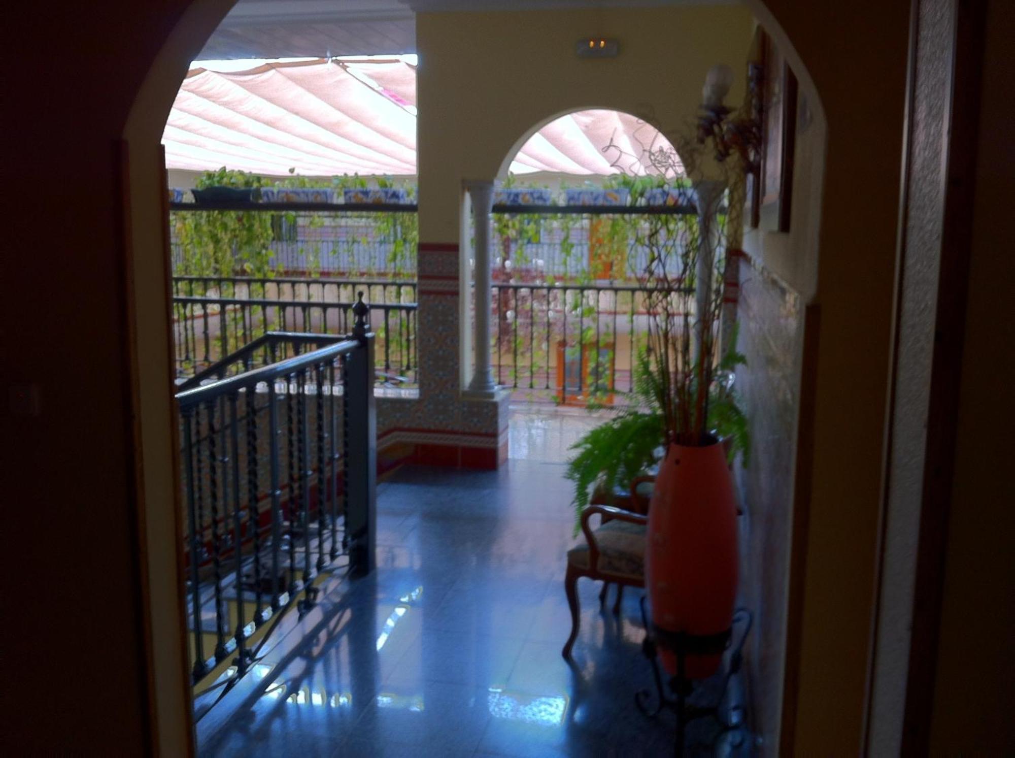 Hotel Sandra Alcalá de Guadaira Kültér fotó