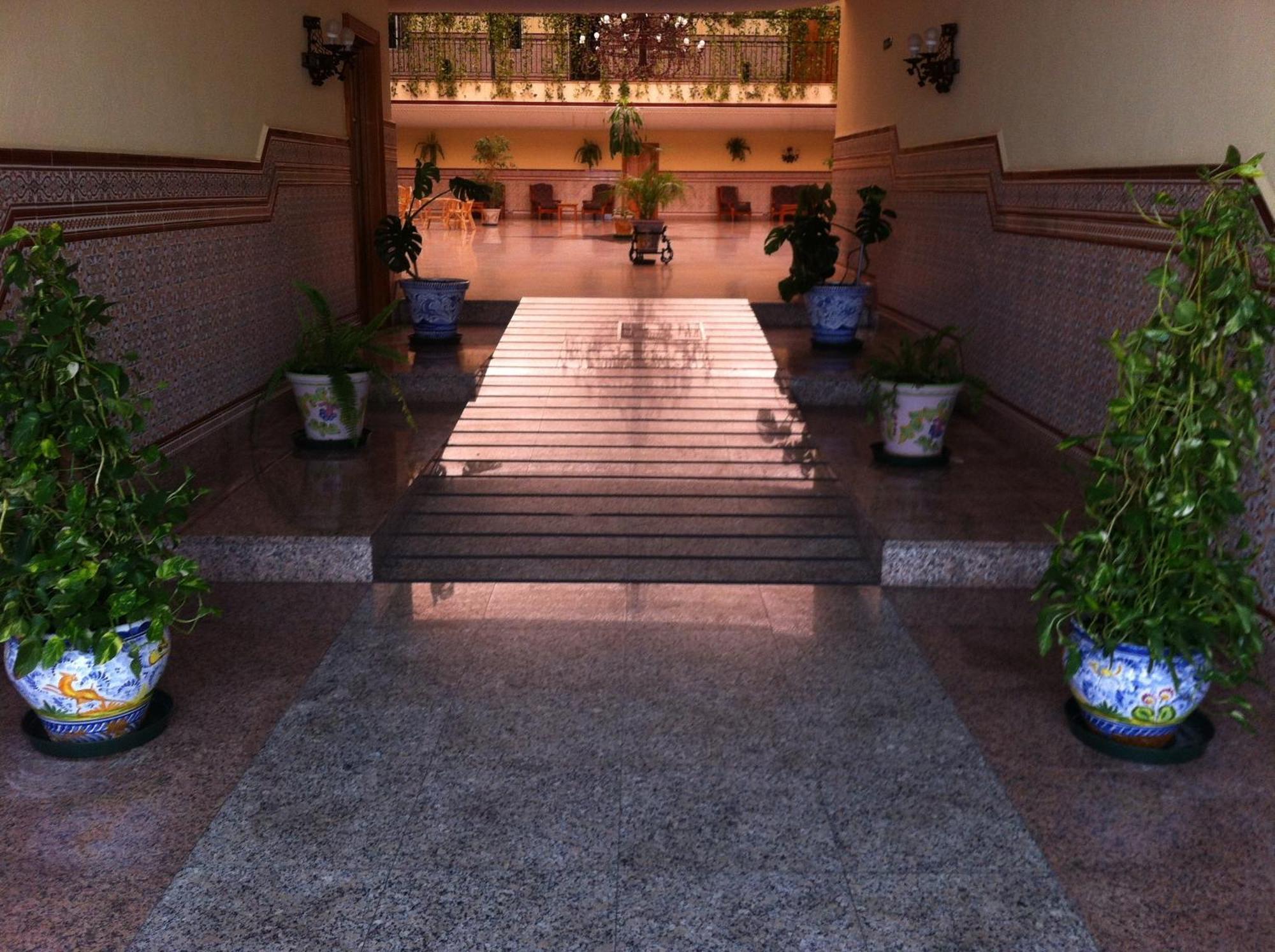 Hotel Sandra Alcalá de Guadaira Kültér fotó