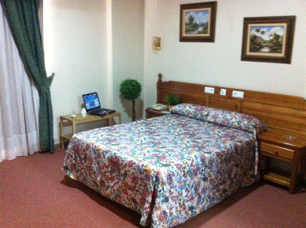 Hotel Sandra Alcalá de Guadaira Kültér fotó