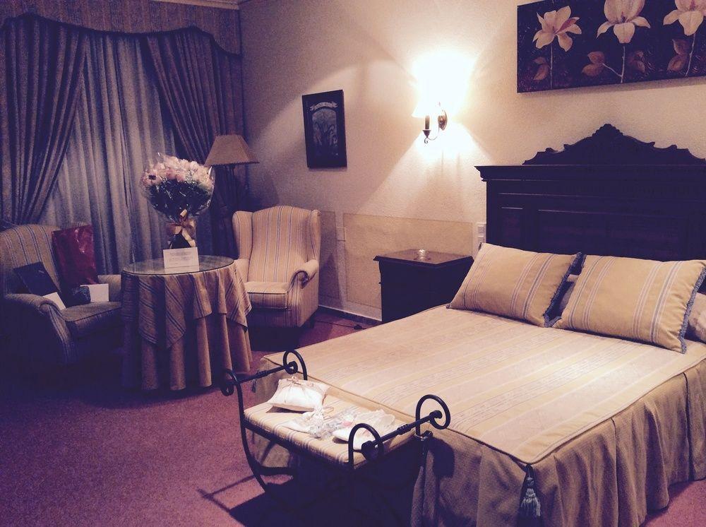 Hotel Sandra Alcalá de Guadaira Kültér fotó