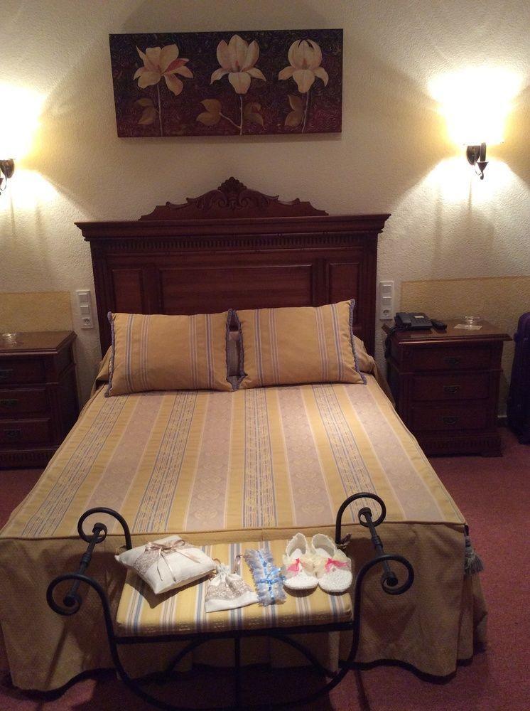 Hotel Sandra Alcalá de Guadaira Kültér fotó