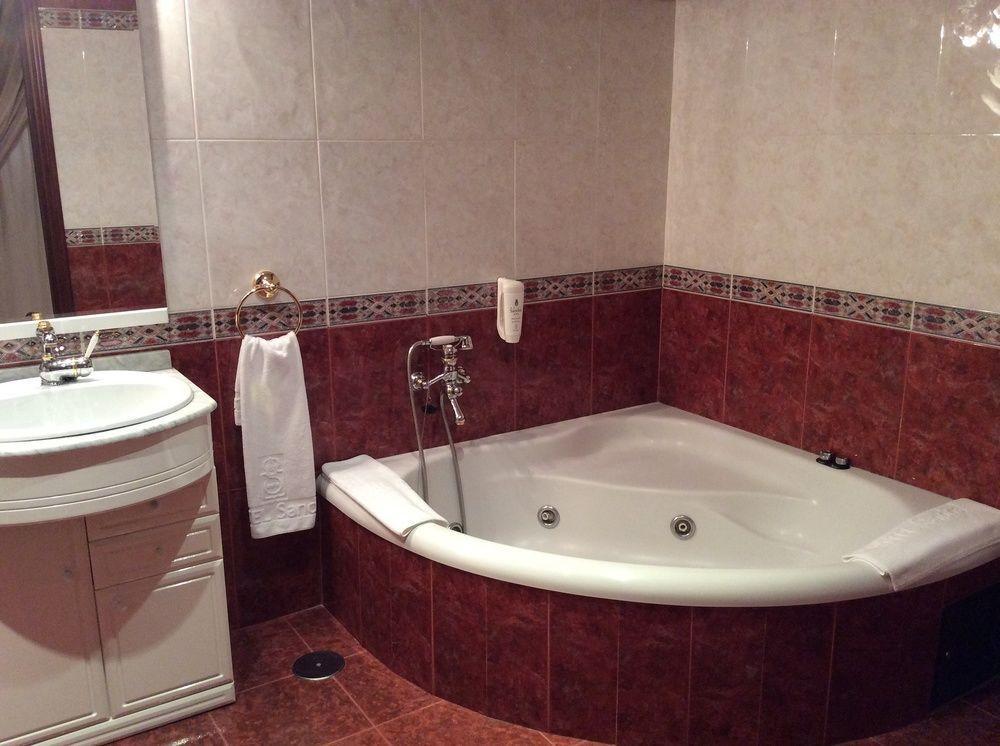 Hotel Sandra Alcalá de Guadaira Kültér fotó