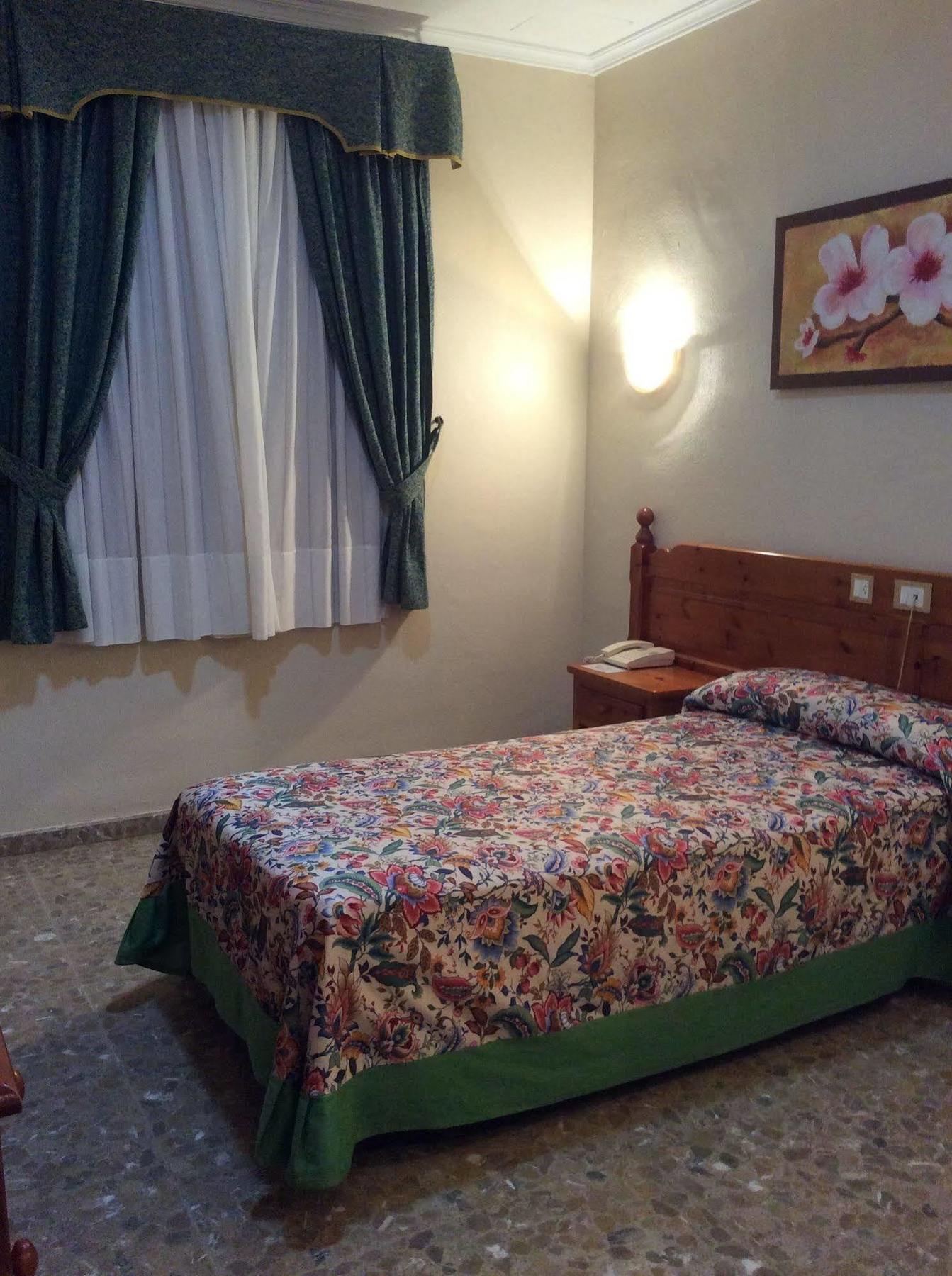 Hotel Sandra Alcalá de Guadaira Kültér fotó