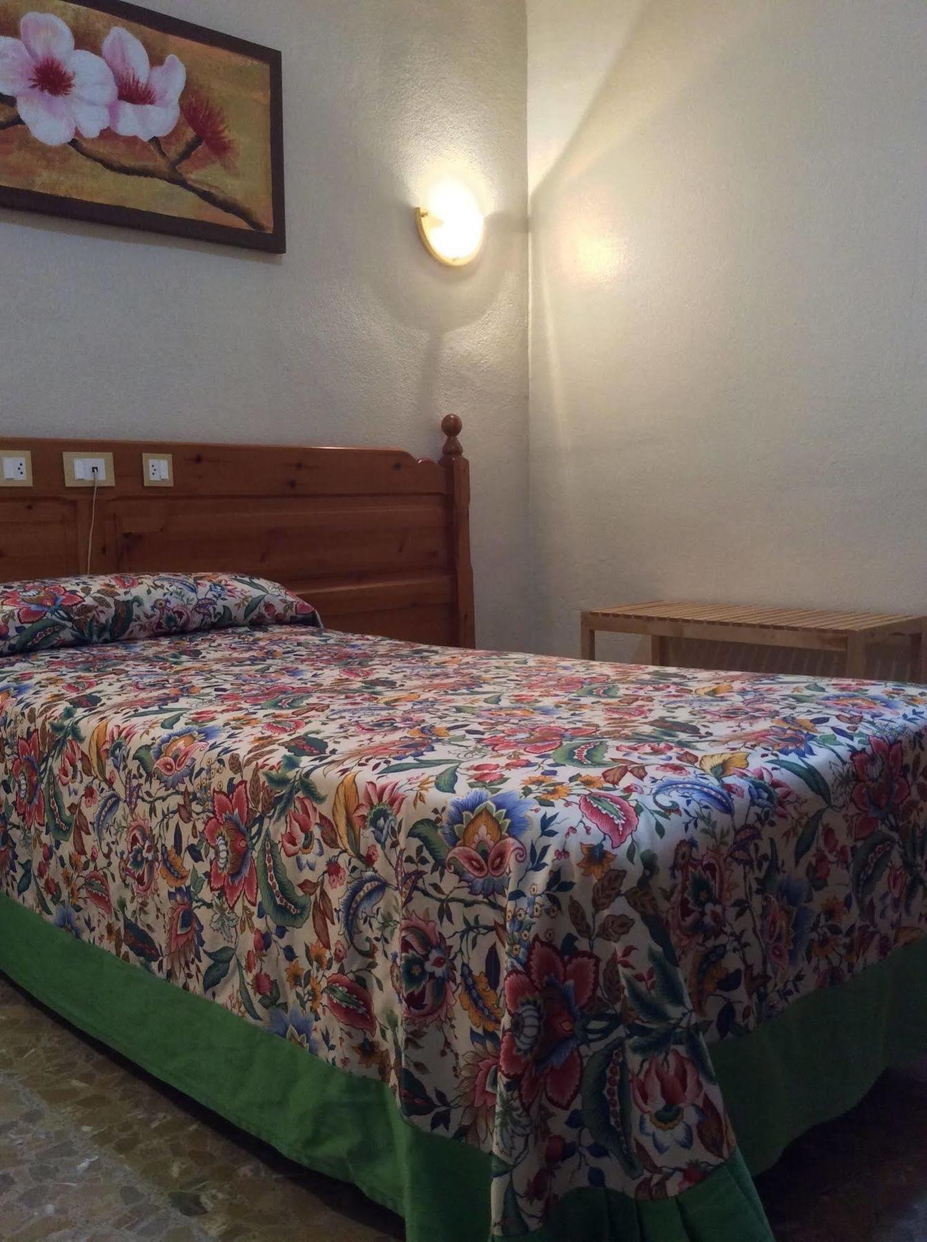 Hotel Sandra Alcalá de Guadaira Kültér fotó