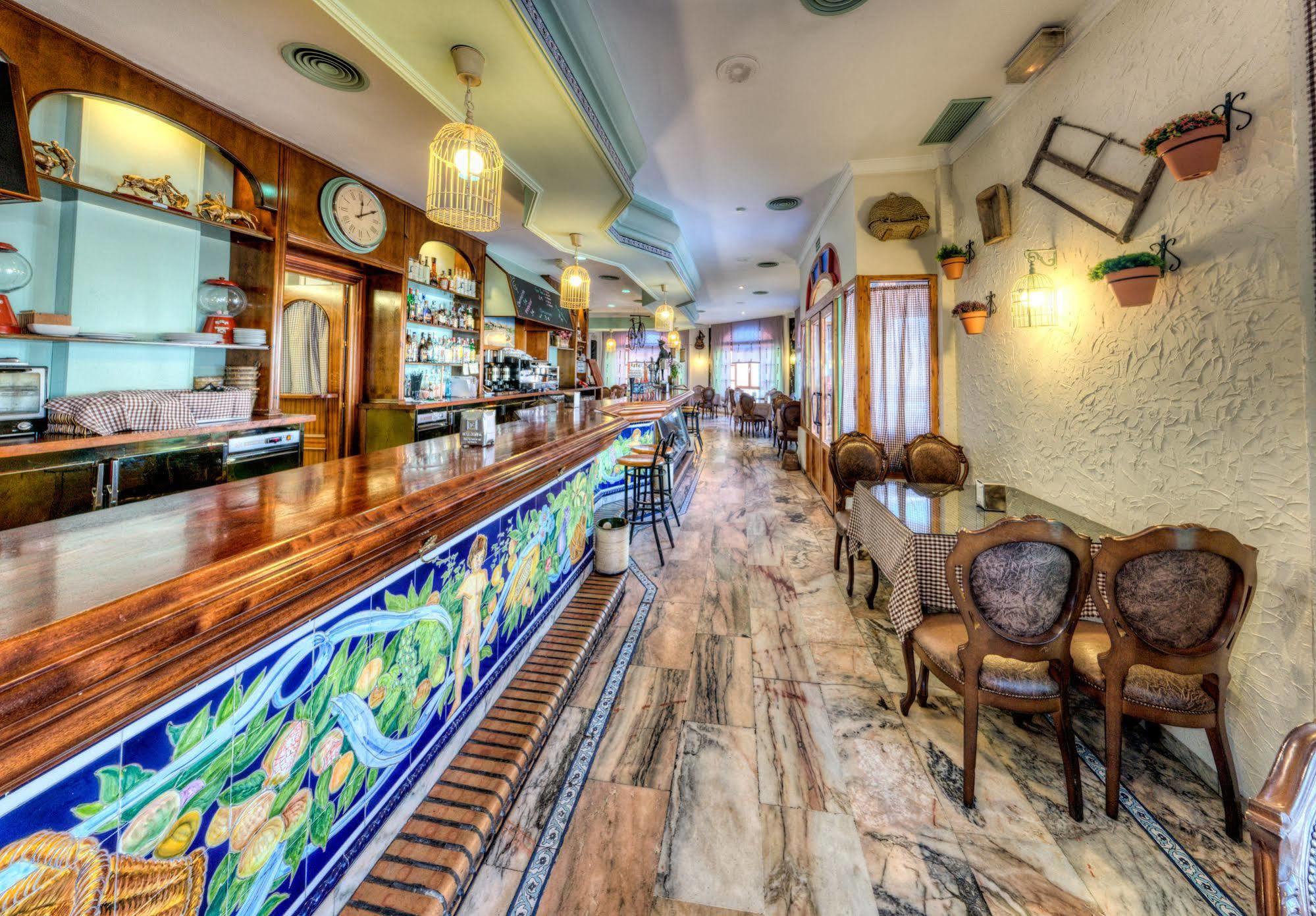 Hotel Sandra Alcalá de Guadaira Kültér fotó