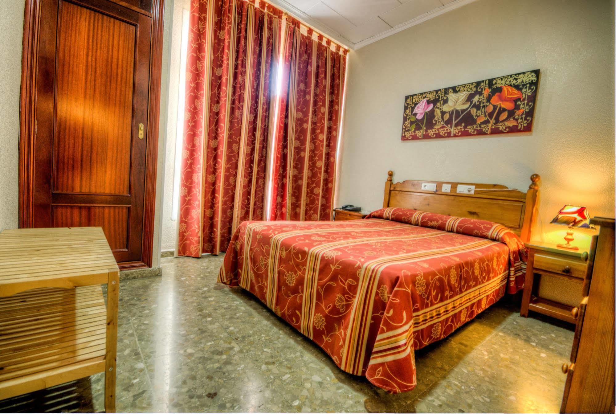 Hotel Sandra Alcalá de Guadaira Kültér fotó