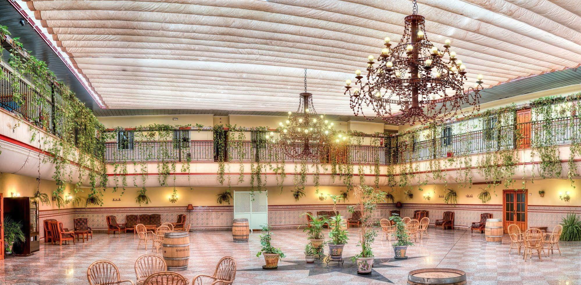 Hotel Sandra Alcalá de Guadaira Kültér fotó