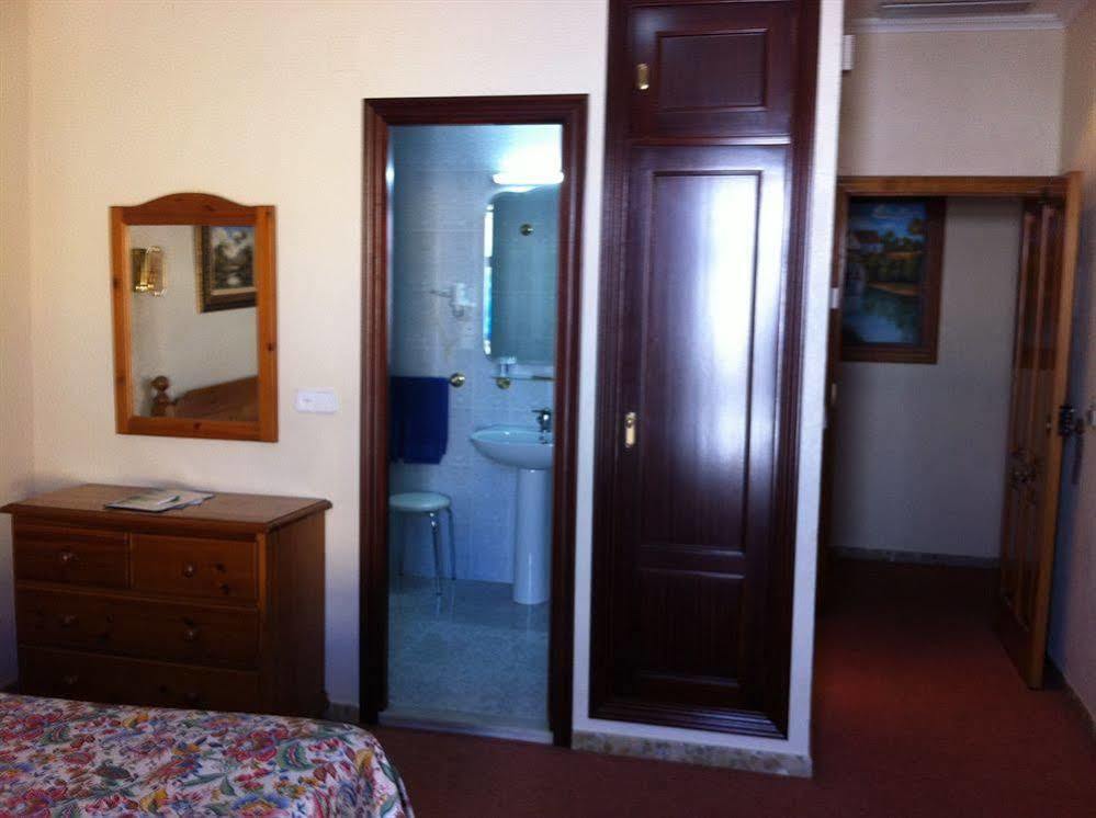 Hotel Sandra Alcalá de Guadaira Kültér fotó