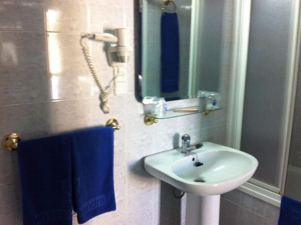 Hotel Sandra Alcalá de Guadaira Kültér fotó